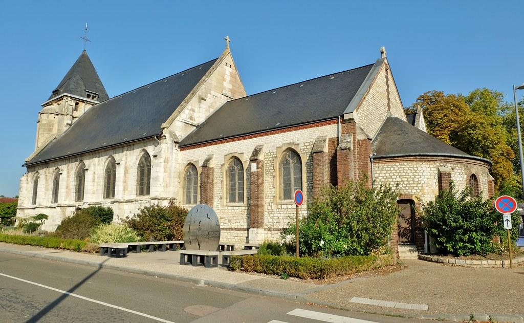 Eglise saint etienne du rouvray et stele en mémoire du pere hamel assassiné le 26 juillet 2016